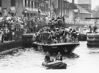 405757 Afbeelding van de aankomst van Sinterklaas en zijn Zwarte Pieten per boot in de Weerdsluis te Utrecht.